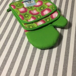 Kiwi kitchen mitt set NWT